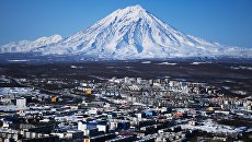 Вид на Петропавловск-Камчатский и вулкан Корякский Вид на Петропавловск-Камчатский и вулкан Корякский