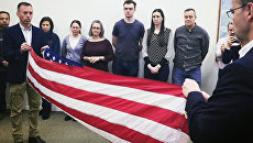 Заместитель главы миссии США в РФ Энтони Годфри и генконсул США в Санкт-Петербурге Томас Лири складывают флаг США на Фурштатской улице в Санкт-Петербурге. 1 апреля 2018 Заместитель главы миссии США в РФ Энтони Годфри и генконсул США в Санкт-Петербурге Томас Лири складывают флаг США на Фурштатской улице в Санкт-Петербурге. 1 апреля 2018