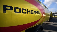 Автомобиль для перевозки топлива компании Роснефть в аэропорту Внуково Автомобиль для перевозки топлива компании Роснефть в аэропорту Внуково