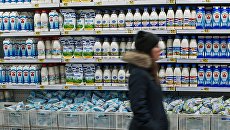 Прилавок с молочной продукцией. Архивное фото Прилавок с молочной продукцией. Архивное фото