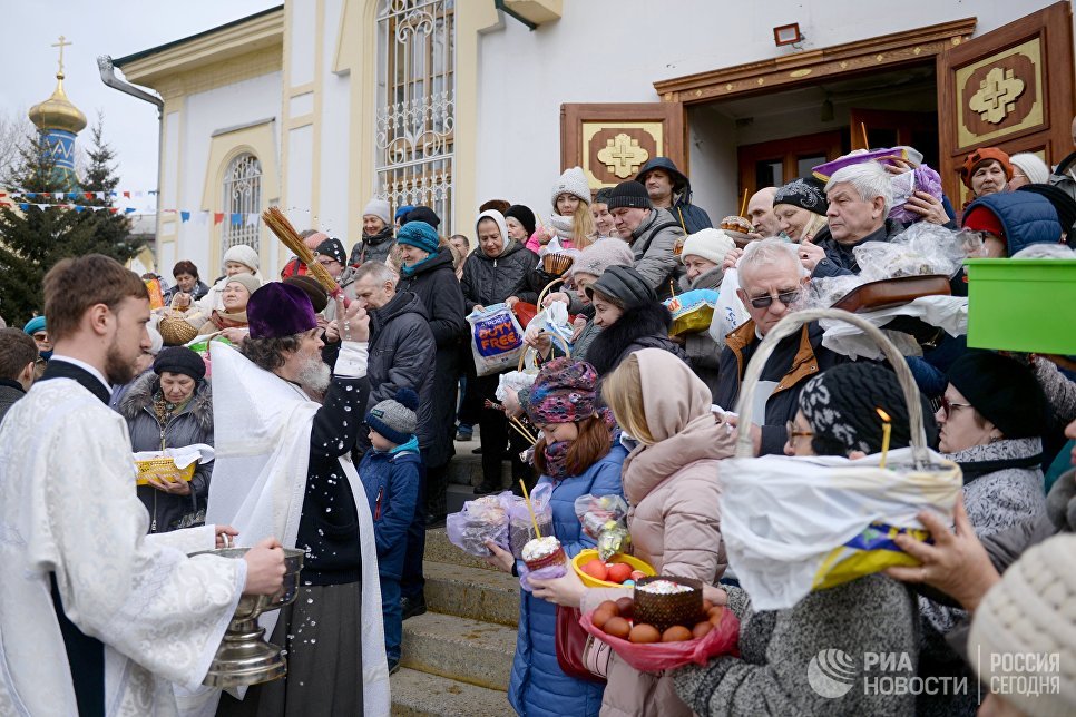 Освящение пасхальных куличей и яиц во время Великой субботы в Вознесенском кафедральном соборе в Новосибирске