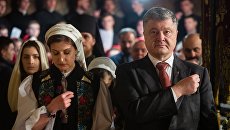 Президент Украины Петр Порошенко с супругой Мариной Порошенко и детьми во время праздничного богослужения в Киеве. 8 апреля 2018 Президент Украины Петр Порошенко с супругой Мариной Порошенко и детьми во время праздничного богослужения в Киеве. 8 апреля 2018