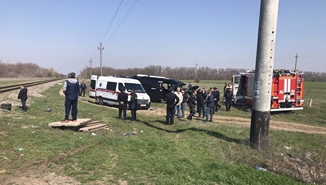 Последствия ДТП с участием поезда и маршрутки в пригороде Армянска на востоке Крыма. 8 апреля 2018