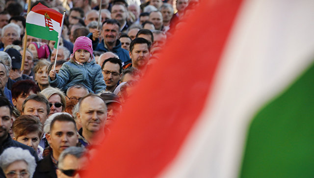 Сторонники партии Фидес премьер-министра Виктора Орбана в Секешфехерваре, Венгрия. 6 апреля 2018