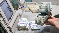 Банкноты номиналом 1000 рублей во время счетно-сортировочных работ Банкноты номиналом 1000 рублей во время счетно-сортировочных работ