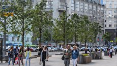 Прохожие на Тверской улице в Москве Прохожие на Тверской улице в Москве