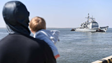 Отправление американского ракетного крейсера USS Normandy из порта Норфолк. 11 апреля 2018 Отправление американского ракетного крейсера USS Normandy из порта Норфолк. 11 апреля 2018