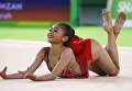 Изах Амзам из Малайзии выполняет упражнения с мячом во время квалификационных соревнований по художественной гимнастике на Играх Содружества 2018 в Голд-Косте, Австралия Изах Амзам из Малайзии выполняет упражнения с мячом во время квалификационных соревнований по художественной гимнастике на Играх Содружества 2018 в Голд-Косте, Австралия