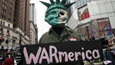 Участник акции протеста против ударов по Сирии в Нью-Йорке Участник акции протеста против ударов по Сирии в Нью-Йорке