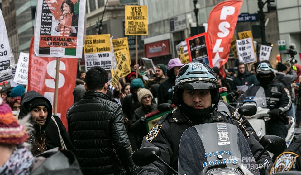 Участники акции протеста против ударов по Сирии в Нью-Йорке Участники акции протеста против ударов по Сирии в Нью-Йорке