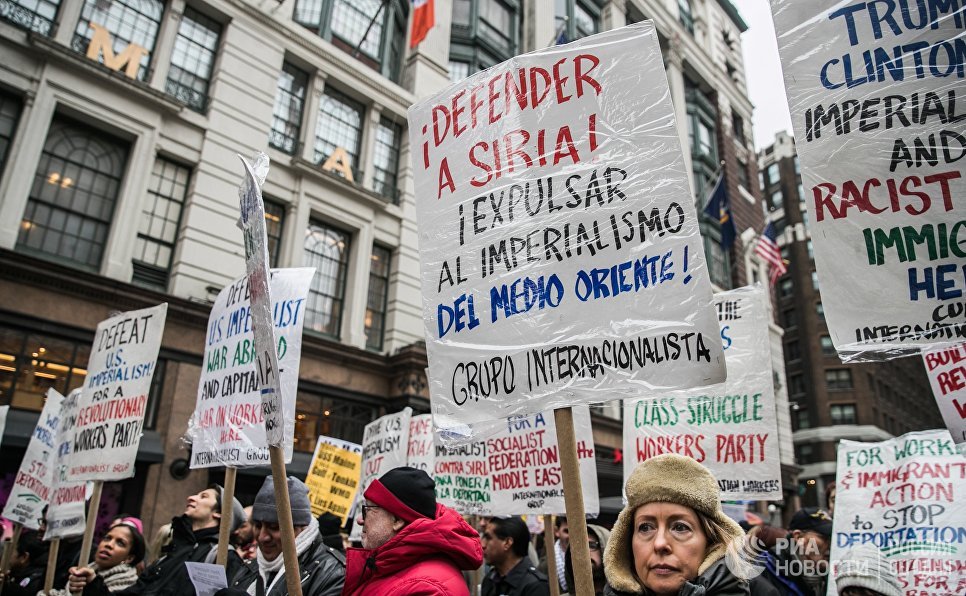 Участники акции протеста против ударов по Сирии в Нью-Йорке Участники акции протеста против ударов по Сирии в Нью-Йорке