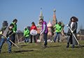 Участники городского субботника в парке Зарядье в Москве Участники городского субботника в парке Зарядье в Москве