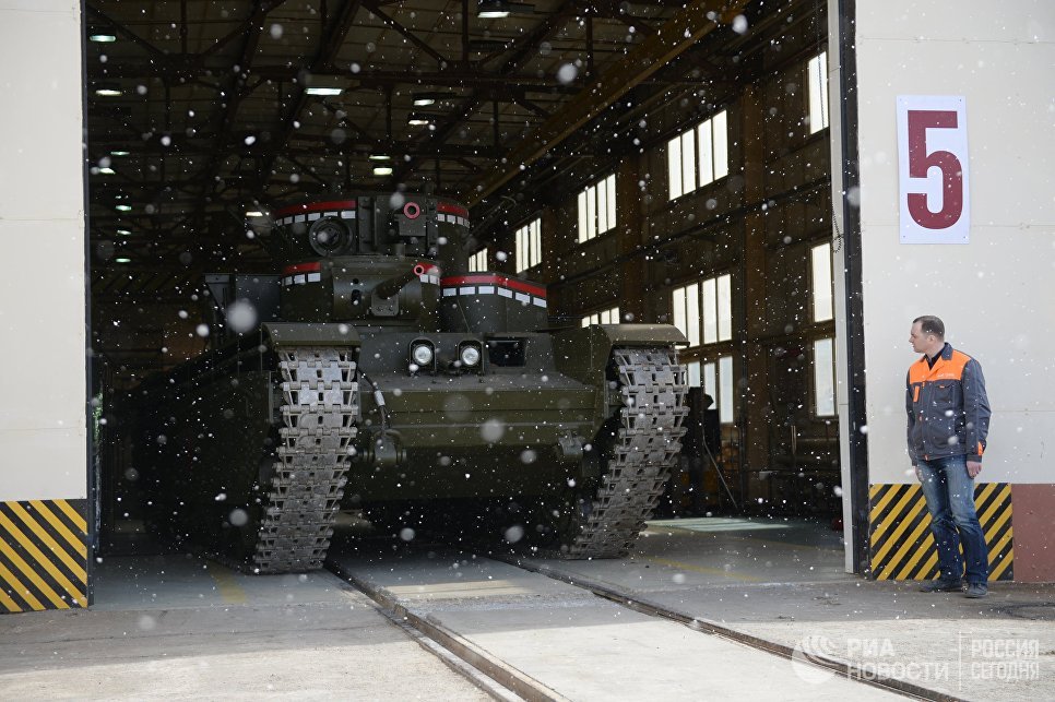 Копия советского многобашенного тяжёлого танка Т-35, воссозданного специалистами участка ремонта и реставрации военной техники АО Уралэлектромедь в Екатеринбурге, выезжает из ангара предприятия Копия советского многобашенного тяжёлого танка Т-35, воссозданного специалистами участка ремонта и реставрации военной техники АО Уралэлектромедь в Екатеринбурге, выезжает из ангара предприятия