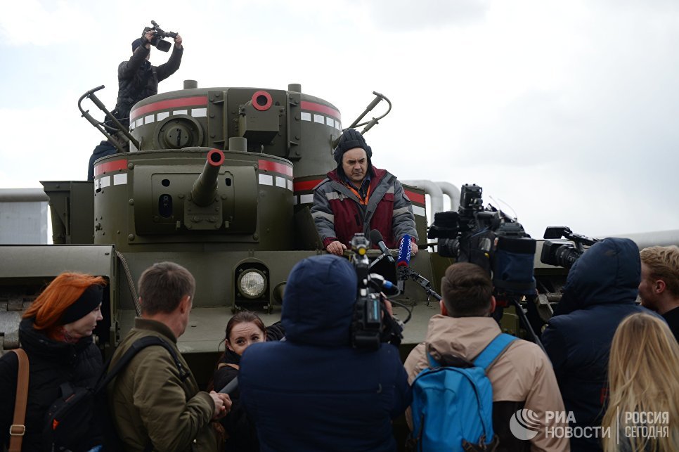 Журналисты у копии советского многобашенного тяжёлого танка Т-35, воссозданного специалистами участка ремонта и реставрации военной техники АО Уралэлектромедь в Екатеринбурге Журналисты у копии советского многобашенного тяжёлого танка Т-35, воссозданного специалистами участка ремонта и реставрации военной техники АО Уралэлектромедь в Екатеринбурге