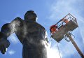 Работники коммунальных служб моют памятник космонавту Юрию Гагарину на Ленинском проспекте в Москве Работники коммунальных служб моют памятник космонавту Юрию Гагарину на Ленинском проспекте в Москве