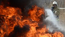 Сотрудник пожарного расчета МЧС. Архивное фото Сотрудник пожарного расчета МЧС. Архивное фото