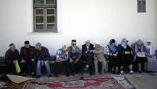 Местные жители у мечети Кебир-джами в Симферополе Местные жители у мечети Кебир-джами в Симферополе