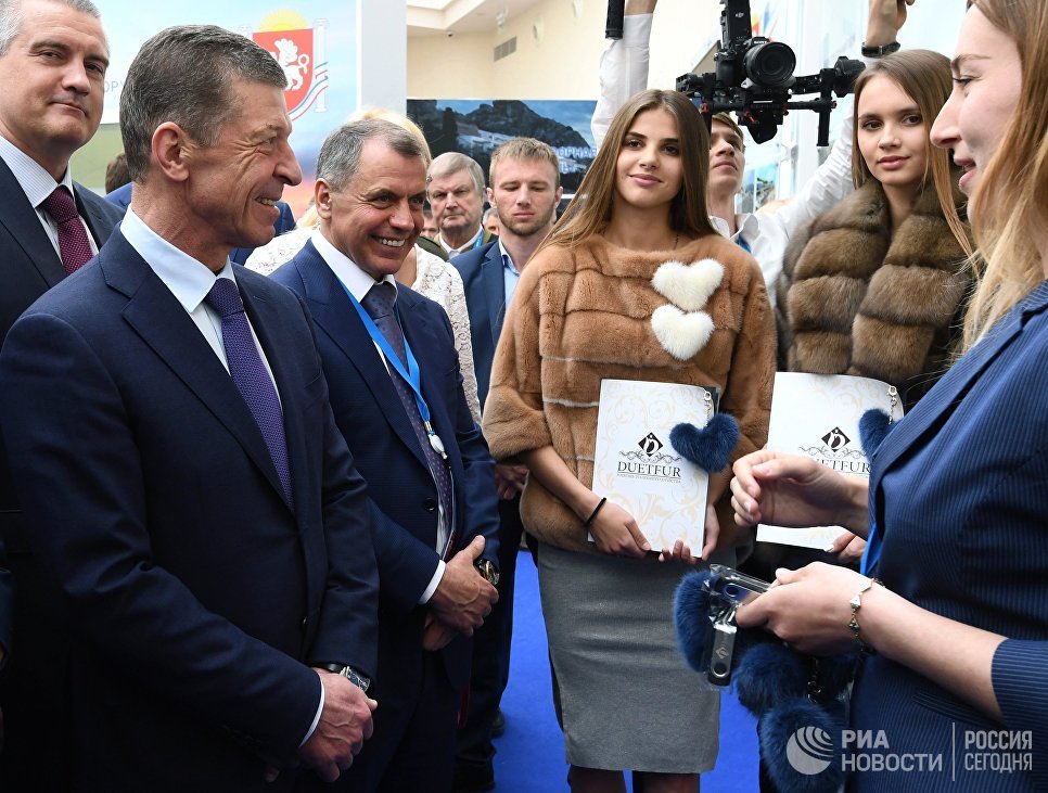 Перед официальной частью форума - 17-18 апреля, традиционно прошли молодежные дни. Прошедшие в это время литературные встречи и лекции можно было посмотреть онлайн с помощью мобильного приложения.