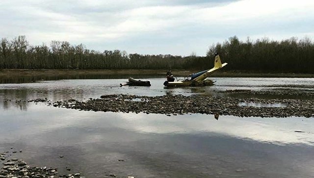 На месте крушения легкомоторного самолета вблизи поселка Кайбалы в Хакасии. 21 апреля 2018