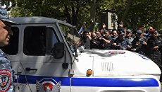 Сотрудники правоохранительных органов на улице в Ереване. Архивное фото Сотрудники правоохранительных органов на улице в Ереване. Архивное фото