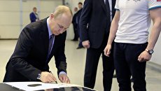 Президент РФ Владимир Путин во время осмотра выставки в Санкт-Петербургском политехническом университете Петра Великого. 26 апреля 2018 Президент РФ Владимир Путин во время осмотра выставки в Санкт-Петербургском политехническом университете Петра Великого. 26 апреля 2018