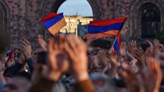 Сторонники лидера оппозиции в Армении Никола Пашиняна на митинге на площади Республики в Ереване Сторонники лидера оппозиции в Армении Никола Пашиняна на митинге на площади Республики в Ереване