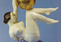 Иван Ефимов. Скульптура Акробатка с шаром. 1927. Конаковский фарфоровый завод. Фаянс, роспись подглазурная, золочение Иван Ефимов. Скульптура Акробатка с шаром. 1927. Конаковский фарфоровый завод. Фаянс, роспись подглазурная, золочение