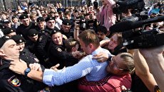 Задержание оппозиционера Алексея Навального во время несанкционированного митинга в Москве. 5 мая 2018 Задержание оппозиционера Алексея Навального во время несанкционированного митинга в Москве. 5 мая 2018