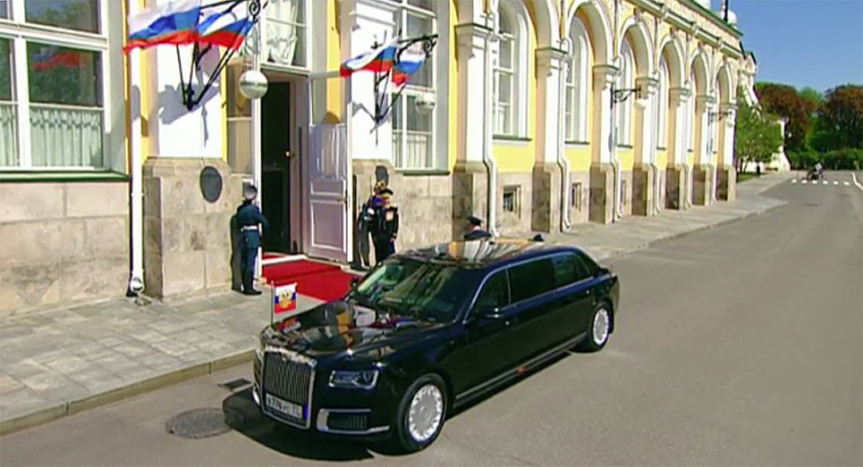 Автомобиль "Кортеж" во время церемонии инаугурации президента РФ Владимира Путина
