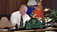 Президент Владимир Путин в рабочем кабинете. Архивное фото Президент Владимир Путин в рабочем кабинете. Архивное фото