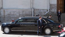 Президент РФ Владимир Путин спускается по лестнице Благовещенского собора к автомобилю Aurus. 7 мая 2018 Президент РФ Владимир Путин спускается по лестнице Благовещенского собора к автомобилю Aurus. 7 мая 2018
