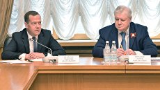 Исполняющий обязанности председателя правительства РФ Дмитрий Медведев и председатель партии Справедливая Россия Сергей Миронов во время встречи. 8 мая 2018 Исполняющий обязанности председателя правительства РФ Дмитрий Медведев и председатель партии Справедливая Россия Сергей Миронов во время встречи. 8 мая 2018