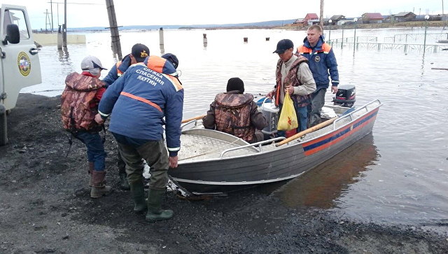 Сотрудники МЧС во время помощи пострадавщим в результате паводка в Амгинском районе Республики Саха (Якутия). Архивное фото