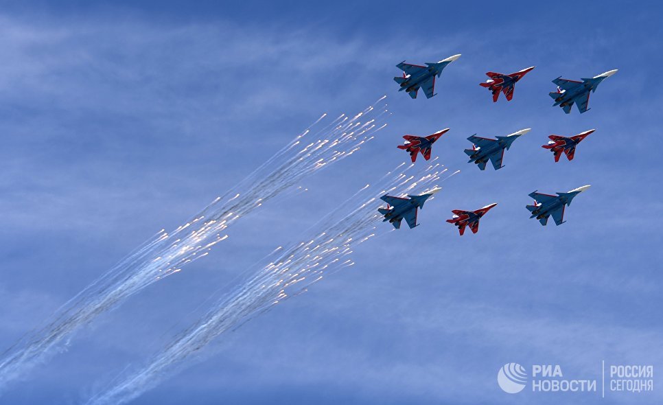 Многоцелевые истребители Су-30СМ пилотажной группы Русские Витязи и МиГ-29 пилотажной группы Стрижи на военном параде, посвященном 73-й годовщине Победы в Великой Отечественной войне 1941-1945 годов Многоцелевые истребители Су-30СМ пилотажной группы Русские Витязи и МиГ-29 пилотажной группы Стрижи на военном параде, посвященном 73-й годовщине Победы в Великой Отечественной войне 1941-1945 годов