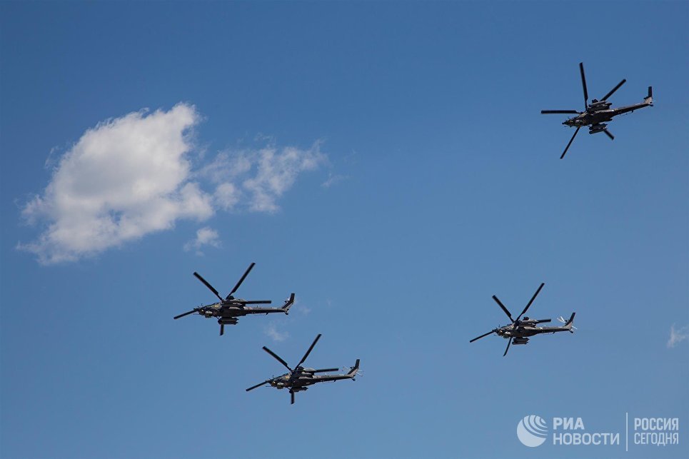 Вертолеты пилотажной группы Беркуты во время празднования 80-летия Центра показа авиационной техники им. Кожедуба на аэродрома Кубинка в Московской области Вертолеты пилотажной группы Беркуты во время празднования 80-летия Центра показа авиационной техники им. Кожедуба на аэродрома Кубинка в Московской области