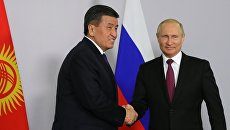 Президент РФ Владимир Путин и президент Киргизии Сооронбай Жээнбеков во время встречи. 14 мая 2018 Президент РФ Владимир Путин и президент Киргизии Сооронбай Жээнбеков во время встречи. 14 мая 2018