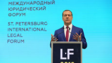 Дмитрий Медведев выступает на пленарном заседании Будущее юридической профессии VIII Петербургского международного юридического форума. 16 мая 2018 Дмитрий Медведев выступает на пленарном заседании Будущее юридической профессии VIII Петербургского международного юридического форума. 16 мая 2018