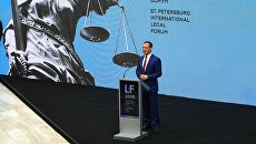 Дмитрий Медведев выступает на пленарном заседании Будущее юридической профессии VIII Петербургского международного юридического форума. 16 мая 2018 Дмитрий Медведев выступает на пленарном заседании Будущее юридической профессии VIII Петербургского международного юридического форума. 16 мая 2018