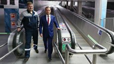 Председатель правительства РФ Дмитрий Медведев во время посещения станции метро Новокрестовская в Санкт-Петербурге. 16 мая 2018 Председатель правительства РФ Дмитрий Медведев во время посещения станции метро Новокрестовская в Санкт-Петербурге. 16 мая 2018