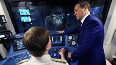 Председатель правительства РФ Дмитрий Медведев во время посещения станции метро Новокрестовская в Санкт-Петербурге. 16 мая 2018 Председатель правительства РФ Дмитрий Медведев во время посещения станции метро Новокрестовская в Санкт-Петербурге. 16 мая 2018