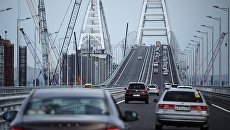 Движение по автодорожной части Крымского моста. Архивное фото Движение по автодорожной части Крымского моста. Архивное фото