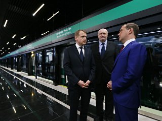 Председатель правительства РФ Дмитрий Медведев во время посещения станции метро Новокрестовская в Санкт-Петербурге. 16 мая 2018 Председатель правительства РФ Дмитрий Медведев во время посещения станции метро Новокрестовская в Санкт-Петербурге. 16 мая 2018