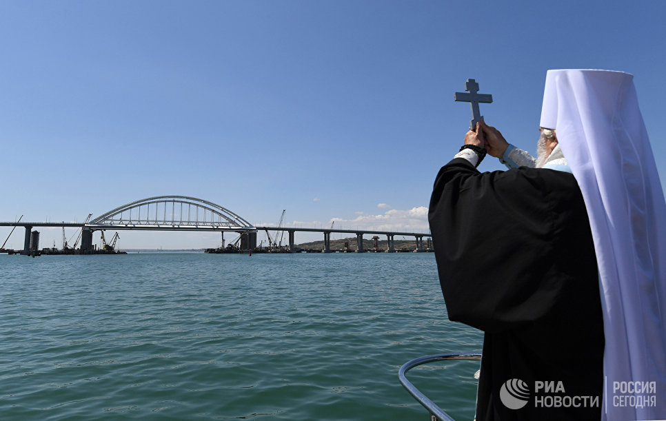 Митрополит Феодосийский и Керченский Платон во время освящения Крымского моста Митрополит Феодосийский и Керченский Платон во время освящения Крымского моста