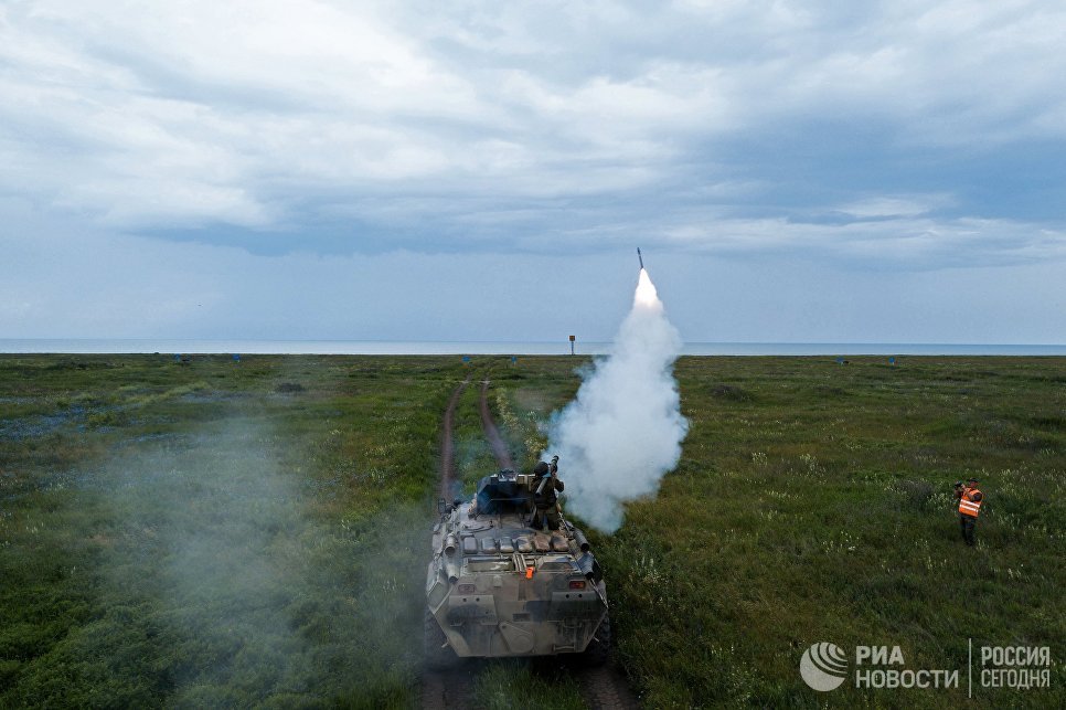 Военнослужащий стреляет из переносного зенитного ракетного комплекса Игла на всеармейском конкурсе Чистое небо-2018 Военнослужащий стреляет из переносного зенитного ракетного комплекса Игла на всеармейском конкурсе Чистое небо-2018