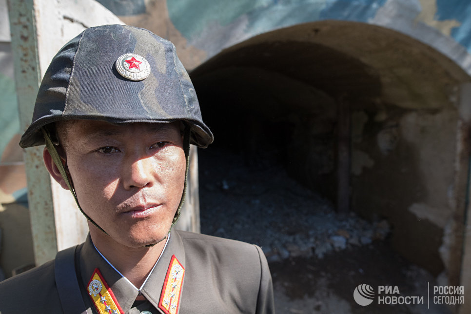 Военнослужащий у входа в шахту для ядерных испытаний №2 на ядерном полигоне Пхунгери на севере КНДР