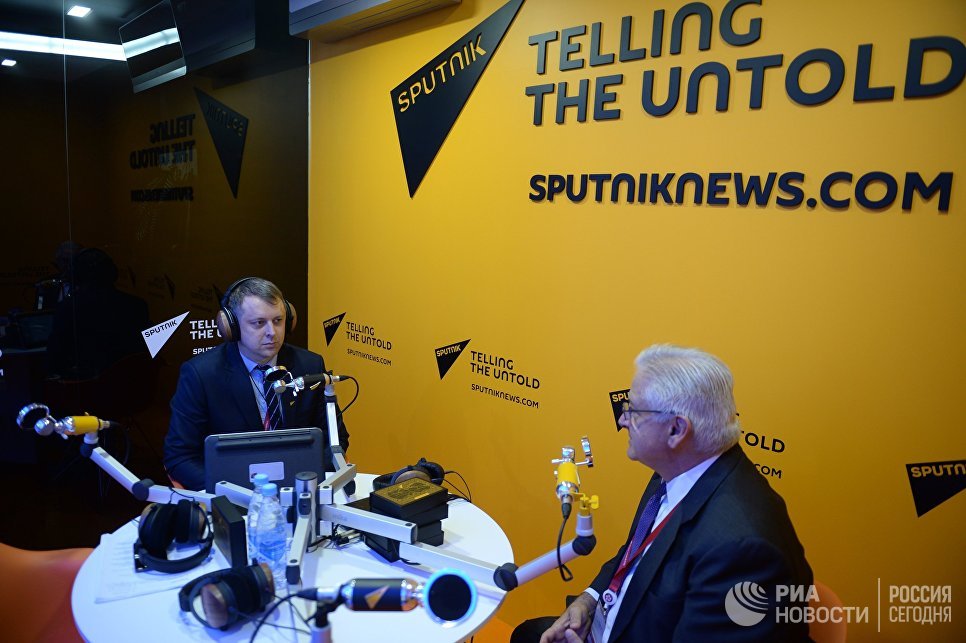 Президент Американской торговой палаты в России (AmCham) Алексис Родзянко (справа) в радиорубке Sputnik на площадке VII международного форума Арктика: настоящее и будущее