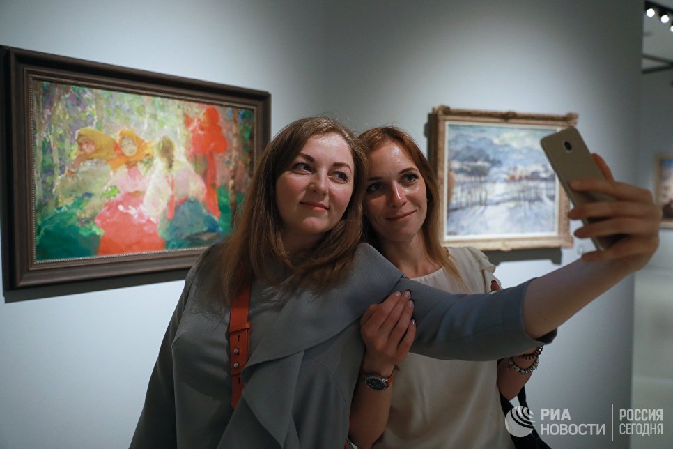 Посетители на выставке Импрессионизм в авангарде в Музее русского импрессионизма в Москве Посетители на выставке Импрессионизм в авангарде в Музее русского импрессионизма в Москве