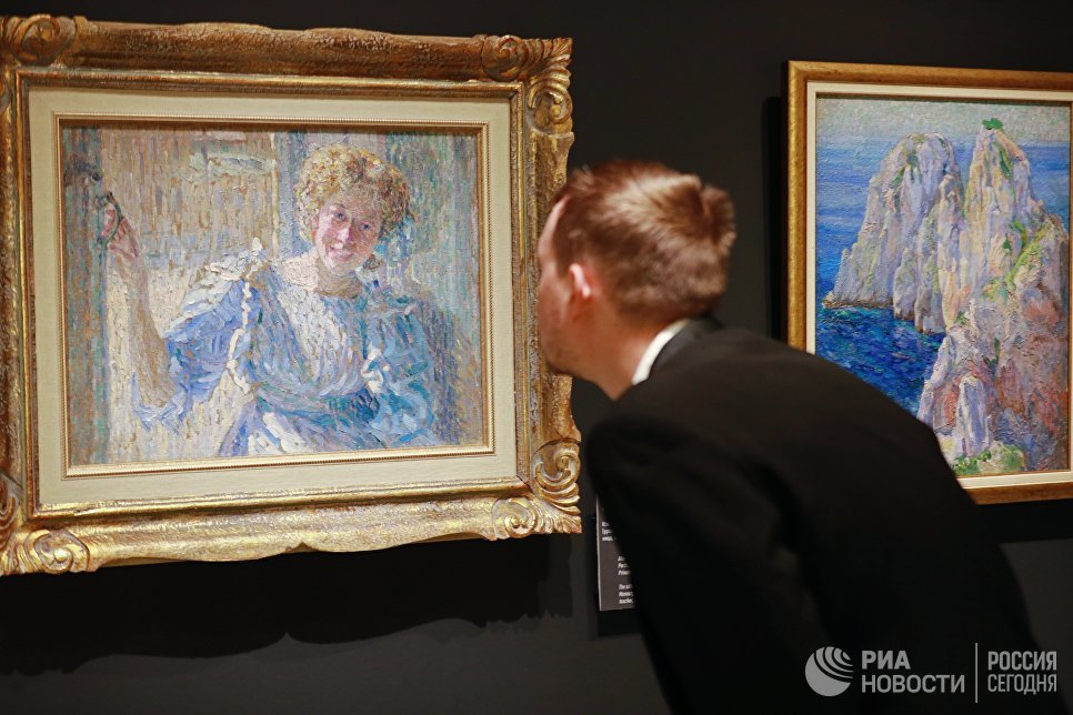 Посетитель рассматривает картину Александра Богомазова Портрет Ванды на выставке Импрессионизм в авангарде в Музее русского импрессионизма в Москве Посетитель рассматривает картину Александра Богомазова Портрет Ванды на выставке Импрессионизм в авангарде в Музее русского импрессионизма в Москве