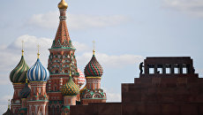 Вид на Собор Василия Блаженного и мавзолей В.И. Ленина с Красной площади в Москве. Архивное фото Вид на Собор Василия Блаженного и мавзолей В.И. Ленина с Красной площади в Москве. Архивное фото