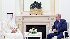 Владимир Путин и наследный принц Абу-Даби Мухаммед Аль Нахайян во время встречи. 1 июня 2018 Владимир Путин и наследный принц Абу-Даби Мухаммед Аль Нахайян во время встречи. 1 июня 2018